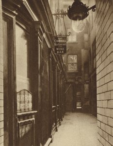 ロンドンのコーンヒルの沖にあるジョージとハゲタカは、1652年にトルコの商人によってロンドンにコーヒーが導入された場所として祝われました